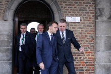 Slovensk&yacute; premi&eacute;r Robert Fico (vpravo) a franc&uacute;zsky prezident Emmanuel Macron kr&aacute;čaj&uacute; pred spoločn&yacute;m foten&iacute;m počas neform&aacute;lneho pracovn&eacute;ho summitu E&Uacute; o konkurencieschopnosti na z&aacute;mku Alden Biesen v belgickom meste Bilzen-Hoeselt vo &scaron;tvrtok 12. febru&aacute;ra 2026.

FOTO: TASR/AP