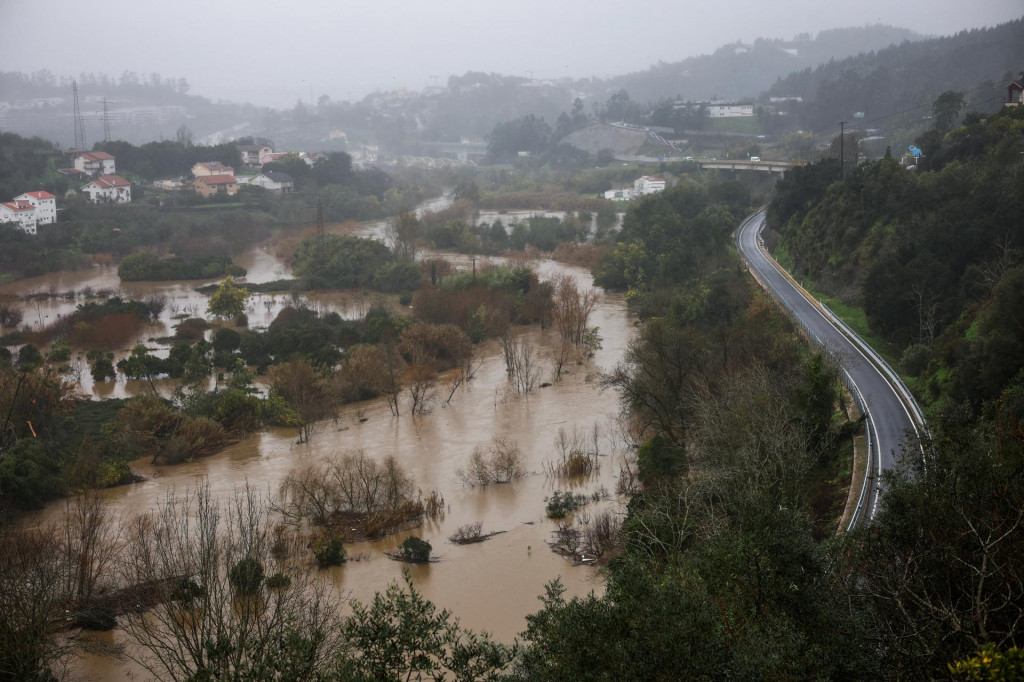 Portugalsko v uplynul&yacute;ch t&yacute;ždňoch zasiahlo nepriazniv&eacute; počasie, ktor&eacute; po&scaron;kodilo tamoj&scaron;iu infra&scaron;trukt&uacute;ru. FOTO: Reuters