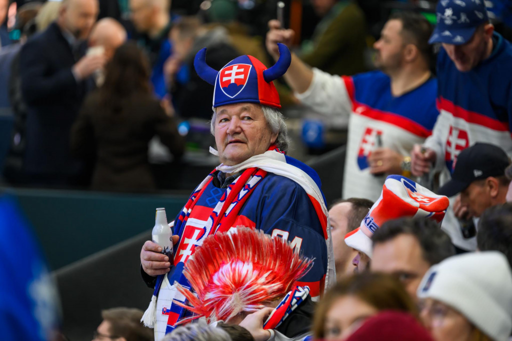 Slovensk&iacute; fan&uacute;&scaron;ikovia pred z&aacute;pasom z&aacute;kladnej B-skupiny Slovensko - F&iacute;nsko v ľadovom hokeji na zimn&yacute;ch olympijsk&yacute;ch hr&aacute;ch v Mil&aacute;ne. FOTO: TASR/Jaroslav Nov&aacute;k