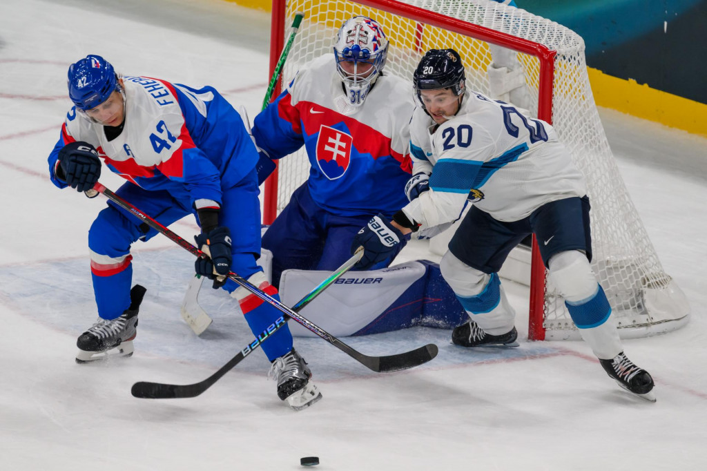 Na sn&iacute;mke zľava Martin Feh&eacute;rv&aacute;ry (Slovensko), brank&aacute;r Samuel Hlavaj (Slovensko) a Aho Sebastian (F&iacute;nsko) počas z&aacute;pasu z&aacute;kladnej B-skupiny Slovensko - F&iacute;nsko.