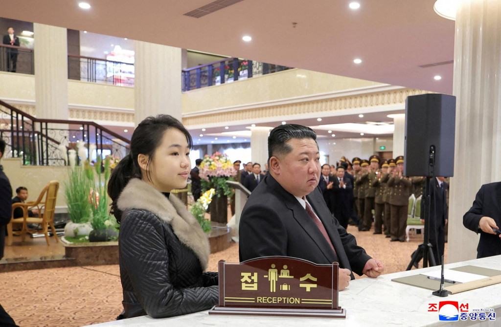 Na arch&iacute;vnej fotografii severok&oacute;rejsk&yacute; vodca Kim Čong-un a jeho dc&eacute;ra Kim Ču-e. FOTO: Reuters/KCNA