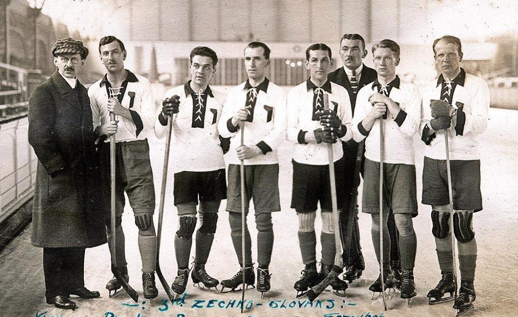 Československ&aacute; hokejov&aacute; reprezent&aacute;cia, ktor&aacute; na olympi&aacute;de v belgick&yacute;ch Antverp&aacute;ch v roku 1920 vybojovala bronzov&eacute; medaily. Zľava tr&eacute;ner Adolf Du&scaron;ek, &uacute;točn&iacute;ci Vil&eacute;m Loos a Josef &Scaron;roubek, obranca Jan Palou&scaron;, &uacute;točn&iacute;k Karel Hartmann, brank&aacute;r Jan Peka (v civile), &uacute;točn&iacute;k Karel Pe&scaron;ek a obranca Otakar Vindy&scaron;.