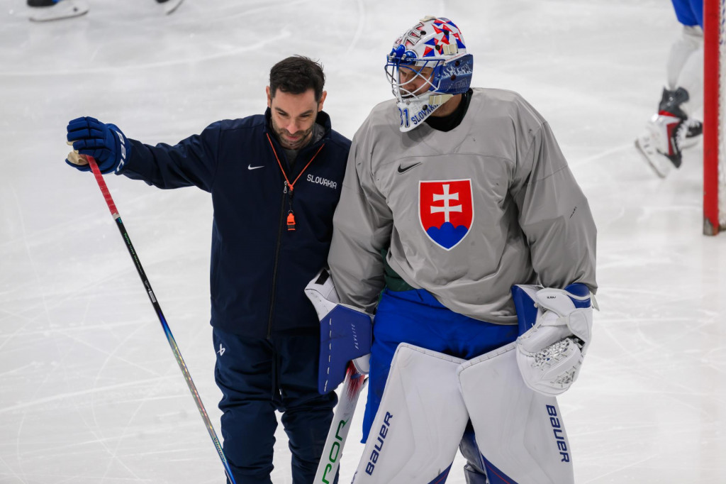 Asistent tr&eacute;nera Todd Woodcroft a Samuel Hlavaj. FOTO: TASR/Jaroslav Nov&aacute;k