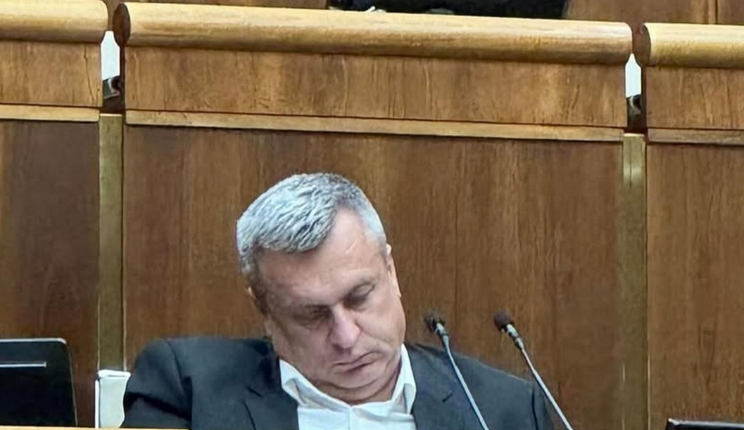 Danko reaguje na fotku, ktorá rezonuje na sociálnych sieťach. Tvrdí, že sa len pozeral do mobilu