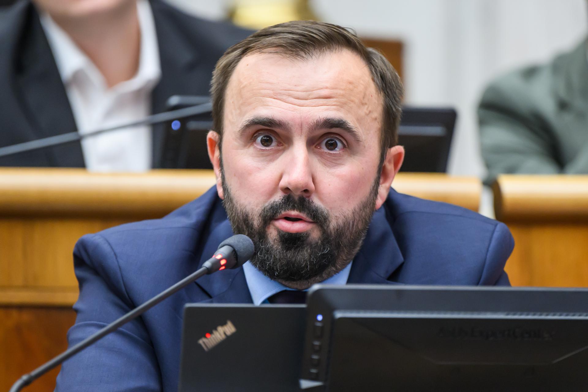 PS: Dopadlo to ako vždy. Takáč klamal, keď tvrdil, že príde obhájiť kauzu Haciendy do parlamentu