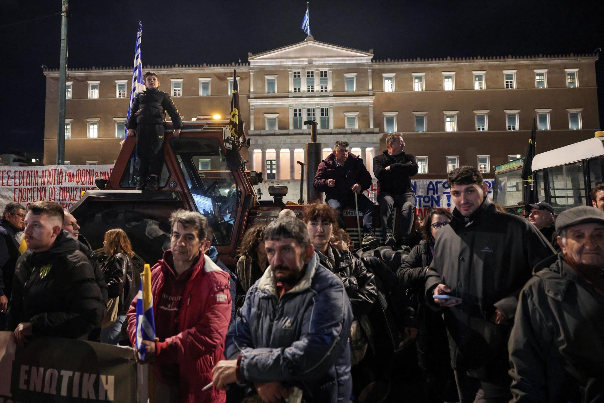 Pred budovou gréckeho parlamentu usporiadali farmári nočný protest