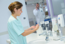 Bonus z&iacute;ska person&aacute;l pracuj&uacute;ci v nemocniciach. FOTO: Dreamstime