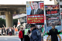 Ir&aacute;nec žij&uacute;ci v Japonsku drž&iacute; transparent s fotografiou Rezu Pahlav&iacute;ho počas pochodu na podporu celo&scaron;t&aacute;tnych protestov v Ir&aacute;ne. FOTO: Reuters