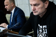 Na sn&iacute;mke opozičn&iacute; poslanci N&aacute;rodnej rady zľava G&aacute;bor Grendel a Igor Matovič (obaja Hnutie Slovensko). FOTO: TASR/Jakub Kotian