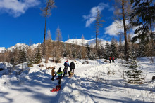 Na sn&iacute;mke turisti na trase na Popradsk&eacute; pleso v nedeľu 1. febru&aacute;ra 2026. FOTO: TASR/Adri&aacute;na Hudecov&aacute;