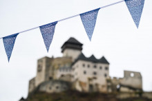 Trenč&iacute;n otvor&iacute; rok Eur&oacute;pskeho hlavn&eacute;ho mesta kult&uacute;ry. V pozad&iacute; Trenčiansky hrad. FOTO: TASR/Martin Medňansk&yacute;