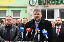 Na sn&iacute;mke prim&aacute;tor mesta Vranov nad Topľou J&aacute;n Ragan počas tlačovej konferencie pred hlavnou br&aacute;nou do b&yacute;val&eacute;ho are&aacute;lu Buk&oacute;za Holding v obci Hencovce v okrese Vranov nad Topľou v piatok 13. febru&aacute;ra 2026. FOTO: TASR/Roman Hanc