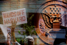 Demon&scaron;tranti, ktor&iacute; sa zhromaždili na podporu Harvardskej univerzity. FOTO: Reuters