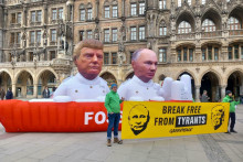 Na Mari&aacute;nskom n&aacute;mest&iacute; v historickom centre Mn&iacute;chova dnes popoludn&iacute; protestovali odporcovia politiky prezidentov Vladimira Putina a Donalda Trumpa. FOTO: HN/Pavel Novotn&yacute;