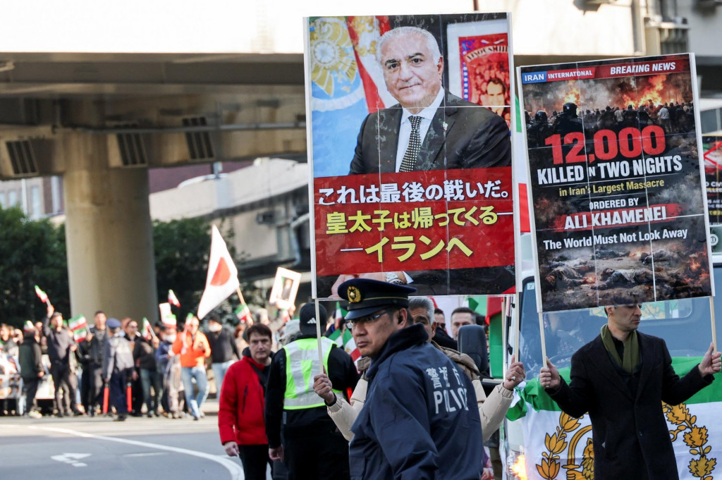 Ir&aacute;nec žij&uacute;ci v Japonsku drž&iacute; transparent s fotografiou Rezu Pahlav&iacute;ho počas pochodu na podporu celo&scaron;t&aacute;tnych protestov v Ir&aacute;ne. FOTO: Reuters