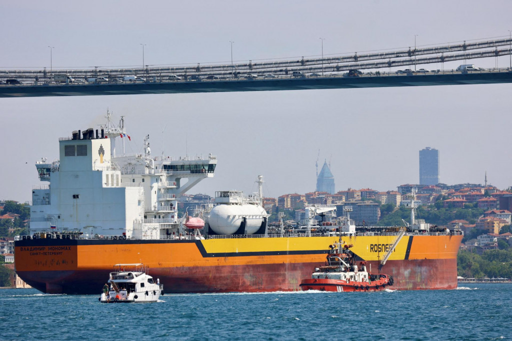Ropn&yacute; tanker Vladimir Monomakh spoločnosti Rosnefť plaviaci sa pod ruskou vlajkou. FOTO: Reuters