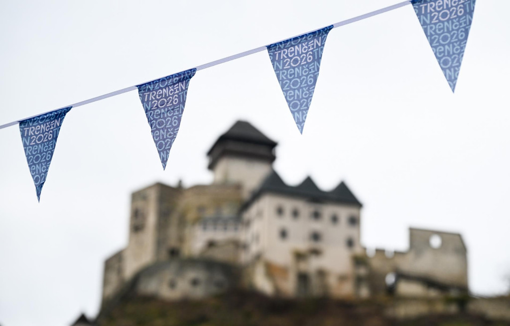 Trenč&iacute;n otvor&iacute; rok Eur&oacute;pskeho hlavn&eacute;ho mesta kult&uacute;ry. V pozad&iacute; Trenčiansky hrad. FOTO: TASR/Martin Medňansk&yacute;