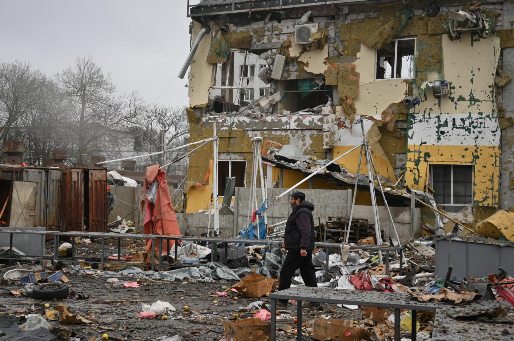 Muž kr&aacute;ča po zničenej mestskej tržnici po &uacute;toku ruskej arm&aacute;dy v pr&iacute;stavnom meste Odesa na juhu Ukrajiny (12. febru&aacute;ra 2026). FOTO: TASR/AP
