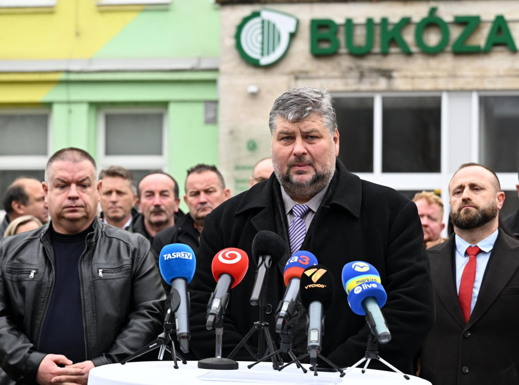 Na sn&iacute;mke prim&aacute;tor mesta Vranov nad Topľou J&aacute;n Ragan počas tlačovej konferencie pred hlavnou br&aacute;nou do b&yacute;val&eacute;ho are&aacute;lu Buk&oacute;za Holding v obci Hencovce v okrese Vranov nad Topľou v piatok 13. febru&aacute;ra 2026. FOTO: TASR/Roman Hanc