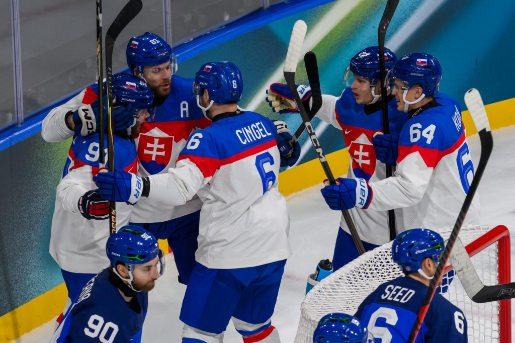 Na sn&iacute;mke slovensk&iacute; hokejisti sa te&scaron;ia z g&oacute;lu, zľava Mat&uacute;&scaron; Sukeľ, Erik Čern&aacute;k, Luk&aacute;&scaron; Cingel, Adam Li&scaron;ka a Patrik Koch. FOTO: TASR/J. Nov&aacute;k
