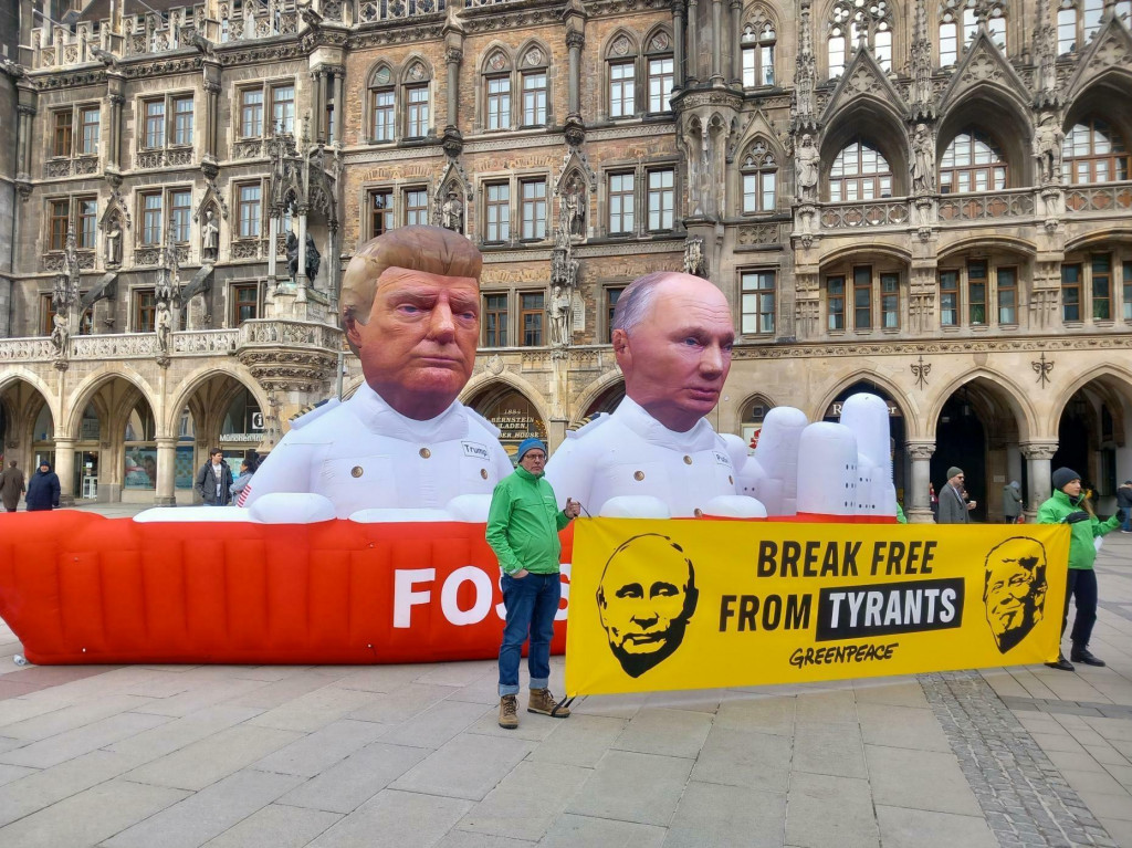 Na Mari&aacute;nskom n&aacute;mest&iacute; v historickom centre Mn&iacute;chova dnes popoludn&iacute; protestovali odporcovia politiky prezidentov Vladimira Putina a Donalda Trumpa. FOTO: HN/Pavel Novotn&yacute;