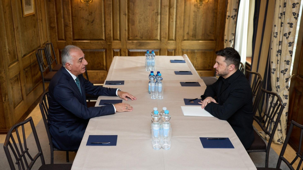 Ukrajinsk&yacute; prezident Volodymyr Zelenskyj sa stretol so synom posledn&eacute;ho ir&aacute;nskeho &scaron;acha a predstaviteľom ir&aacute;nskej exilovej opoz&iacute;cie Rezom Pahlav&iacute;m. FOTO: X/Volodymyr Zelenskyj