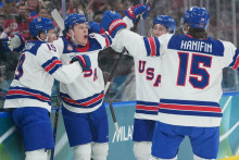 Americk&yacute; hokejista Brady Tkachuk na zimn&yacute;ch olympijsk&yacute;ch hr&aacute;ch v Mil&aacute;ne. FOTO: TASR/AP