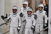 Členovia pos&aacute;dky 12 astronautov, zľava americk&yacute; pilot Jack Hathaway, rusk&yacute; kozmonaut Andrej Feďajev, americk&aacute; veliteľka Jessica Meirov&aacute; a franc&uacute;zska astronautka ESA Sophia Adenotov&aacute;. FOTO: TASR/AP