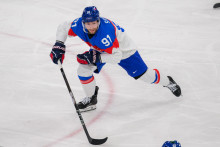 Mat&uacute;&scaron; Sukeľ (Slovensko) počas z&aacute;pasu z&aacute;kladnej B-skupiny Taliansko - Slovensko v ľadovom hokeji na zimn&yacute;ch olympijsk&yacute;ch hr&aacute;ch 2026 v Mil&aacute;ne. FOTO: TASR/Jaroslav Nov&aacute;k