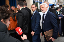 Česk&yacute; prezident Petr Pavel (vpravo) prich&aacute;dza na 62. ročn&iacute;k Mn&iacute;chovskej bezpečnostnej konferencie v Mn&iacute;chove. FOTO: TASR/AP