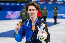 Kaza&scaron;sk&yacute; krasokorčuliar Michail &Scaron;ajdorov p&oacute;zuje so zlatou medailou, ktor&uacute; z&iacute;skal v s&uacute;ťaži jednotlivcov na zimn&yacute;ch olympijsk&yacute;ch hr&aacute;ch v Mil&aacute;ne. FOTO: TASR/Jaroslav Nov&aacute;k