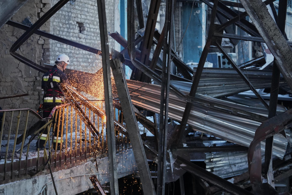 Pracovn&iacute;ci opravuj&uacute; zničen&uacute; elektr&aacute;reň energetickej spoločnosti DTEK po rusk&yacute;ch raketov&yacute;ch &uacute;tokoch na energetick&yacute; sektor na nezn&aacute;mom mieste na Ukrajine. FOTO: TASR/AP