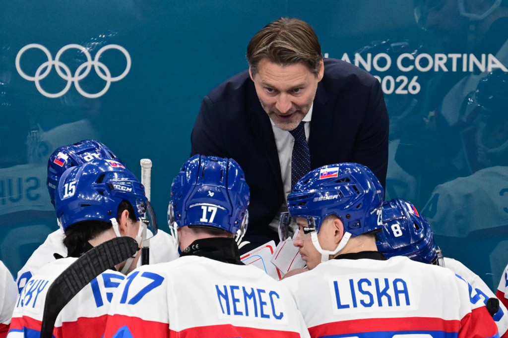 Hlavn&yacute; tr&eacute;ner Vladim&iacute;r Orsz&aacute;gh, ktor&yacute; poč&uacute;vaj&uacute; slovensk&iacute; hokejisti Dalibor Dvorsk&yacute; (15), &Scaron;imon Nemec (17) a Adam Li&scaron;ka (23). FOTO: TASR/Jaroslav Nov&aacute;k