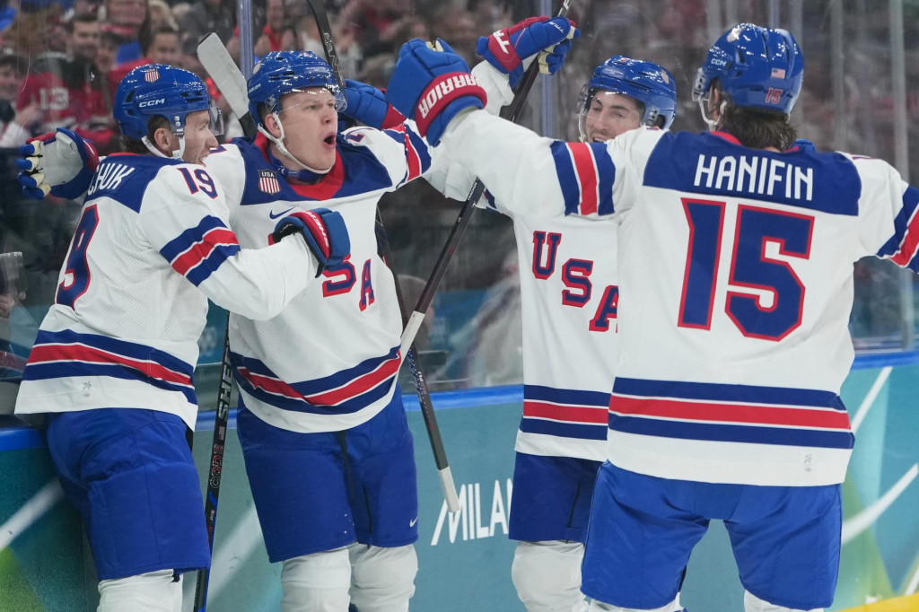 Americk&yacute; hokejista Brady Tkachuk na zimn&yacute;ch olympijsk&yacute;ch hr&aacute;ch v Mil&aacute;ne. FOTO: TASR/AP