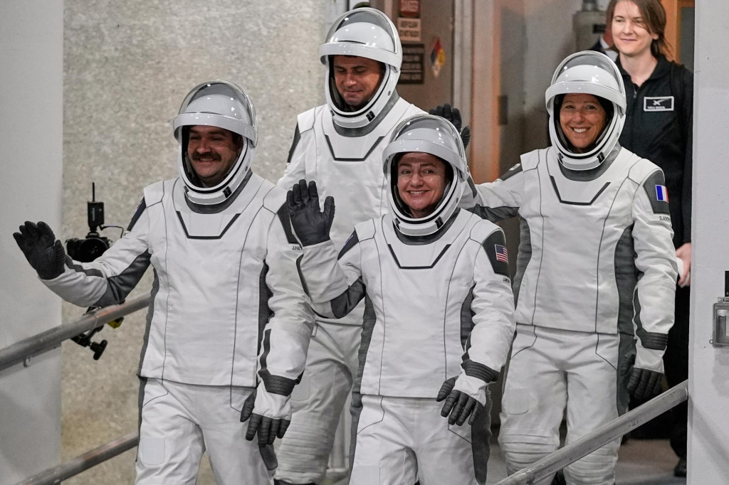 Členovia pos&aacute;dky 12 astronautov, zľava americk&yacute; pilot Jack Hathaway, rusk&yacute; kozmonaut Andrej Feďajev, americk&aacute; veliteľka Jessica Meirov&aacute; a franc&uacute;zska astronautka ESA Sophia Adenotov&aacute;. FOTO: TASR/AP