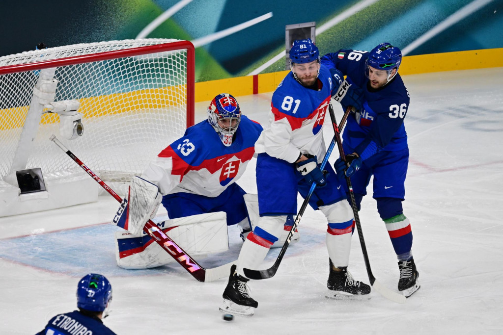 Zzľava brank&aacute;r Stanislav &Scaron;korv&aacute;nek (Slovensko), Erik Čern&aacute;k (Slovensko) a Cristiano Digiacinto (Taliansko) počas z&aacute;pasu z&aacute;kladnej B-skupiny Taliansko - Slovensko v ľadovom hokeji na zimn&yacute;ch olympijsk&yacute;ch hr&aacute;ch 2026 v Mil&aacute;ne. FOTO: TASR/Jaroslav Nov&aacute;k