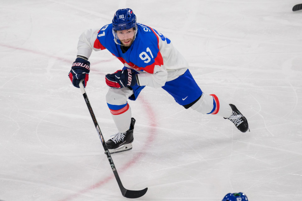 Mat&uacute;&scaron; Sukeľ (Slovensko) počas z&aacute;pasu z&aacute;kladnej B-skupiny Taliansko - Slovensko v ľadovom hokeji na zimn&yacute;ch olympijsk&yacute;ch hr&aacute;ch 2026 v Mil&aacute;ne. FOTO: TASR/Jaroslav Nov&aacute;k