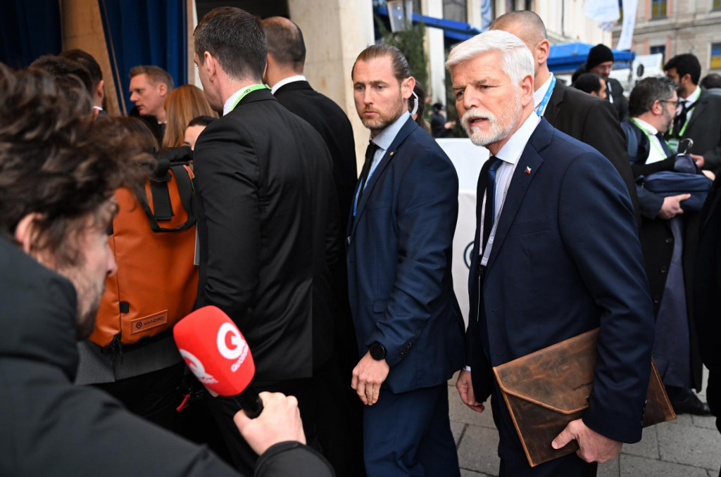 Česk&yacute; prezident Petr Pavel (vpravo) prich&aacute;dza na 62. ročn&iacute;k Mn&iacute;chovskej bezpečnostnej konferencie v Mn&iacute;chove. FOTO: TASR/AP