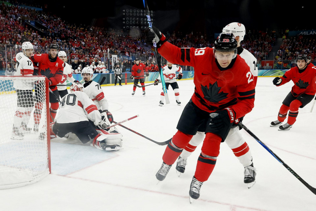 Nathan MacKinnon z Kanady oslavuje po strelen&iacute; svojho piateho g&oacute;lu. FOTO: Reuters