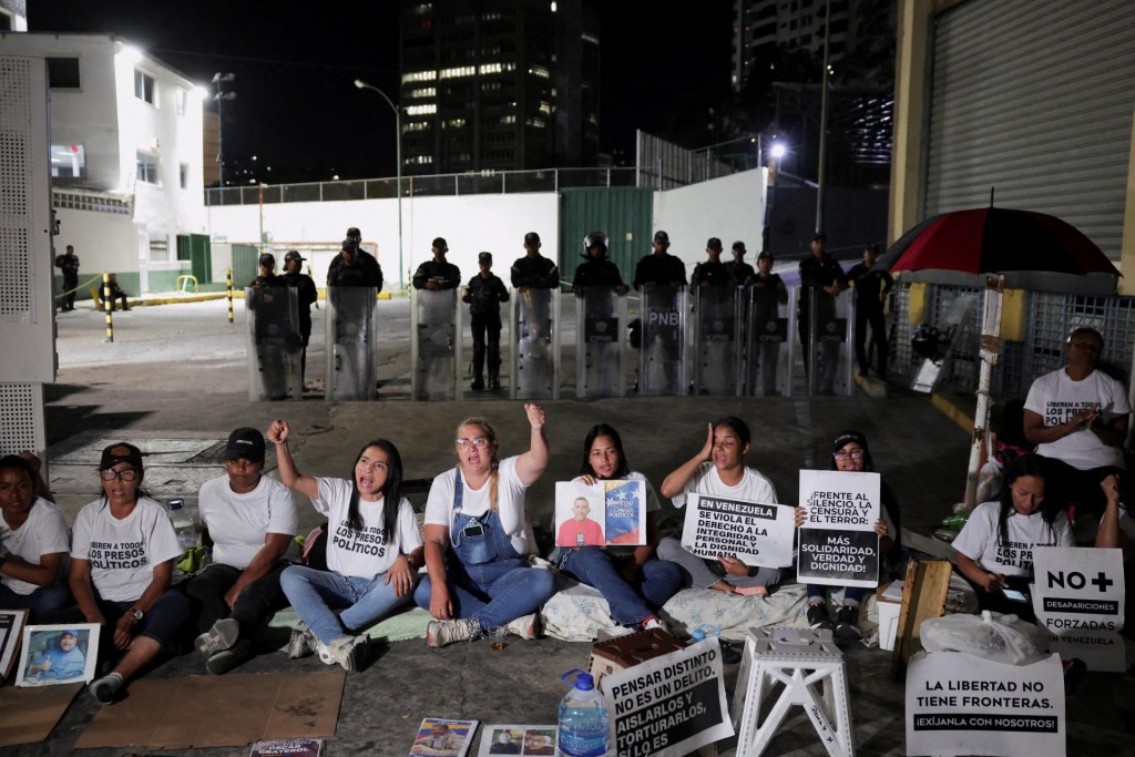 Pr&iacute;buzn&iacute; zadržan&yacute;ch, ktor&iacute; sa včera sp&uacute;tali reťazami pred detenčn&yacute;m centrom N&aacute;rodnej pol&iacute;cie v z&oacute;ne 7, pokračuj&uacute; v proteste po tom, čo Venezuelsk&eacute; n&aacute;rodn&eacute; zhromaždenie odložilo diskusiu o z&aacute;kone o amnestii v Caracase. FOTO: Reuters