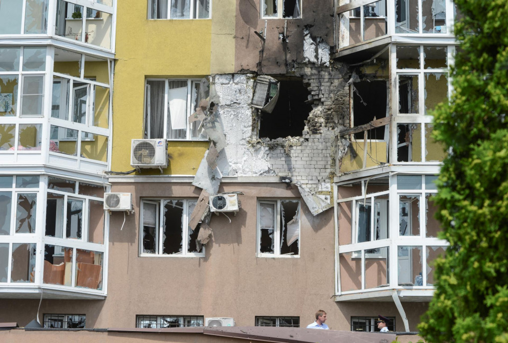 Budova po &uacute;toku dronu v ruskom meste Voronež. FOTO: Reuters