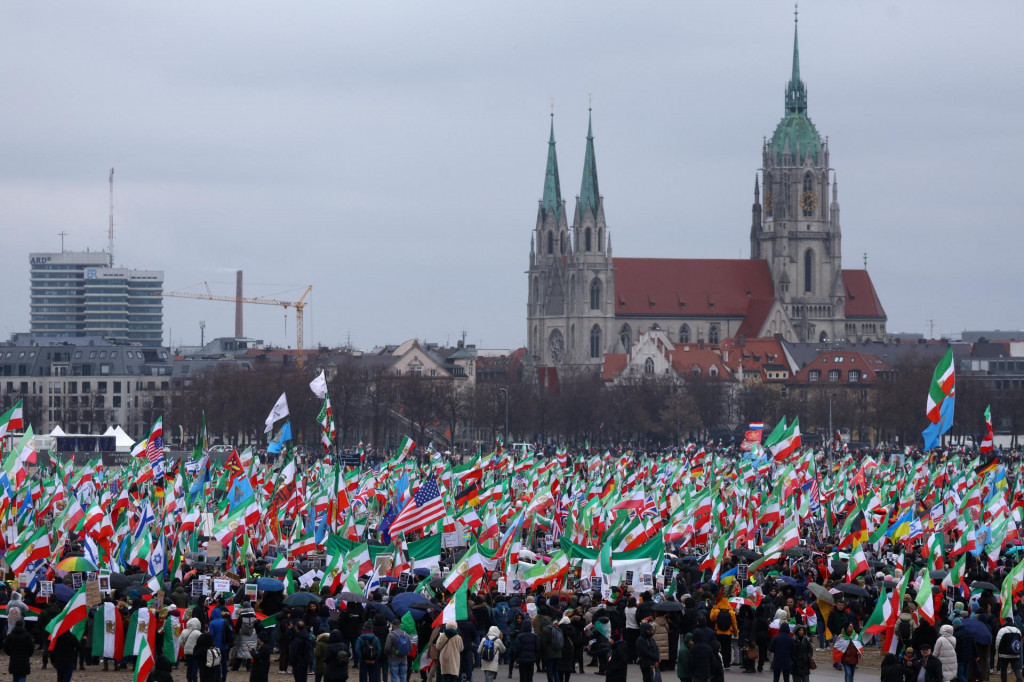 Protestuj&uacute;ci sa z&uacute;častňuj&uacute; demon&scaron;tr&aacute;cie organizovanej Mn&iacute;chovsk&yacute;m kruhom proti ir&aacute;nskej vl&aacute;de pod mottom &bdquo;Sloboda pre Ir&aacute;n&ldquo; počas Mn&iacute;chovskej bezpečnostnej konferencie v Mn&iacute;chove. FOTO: Reuters