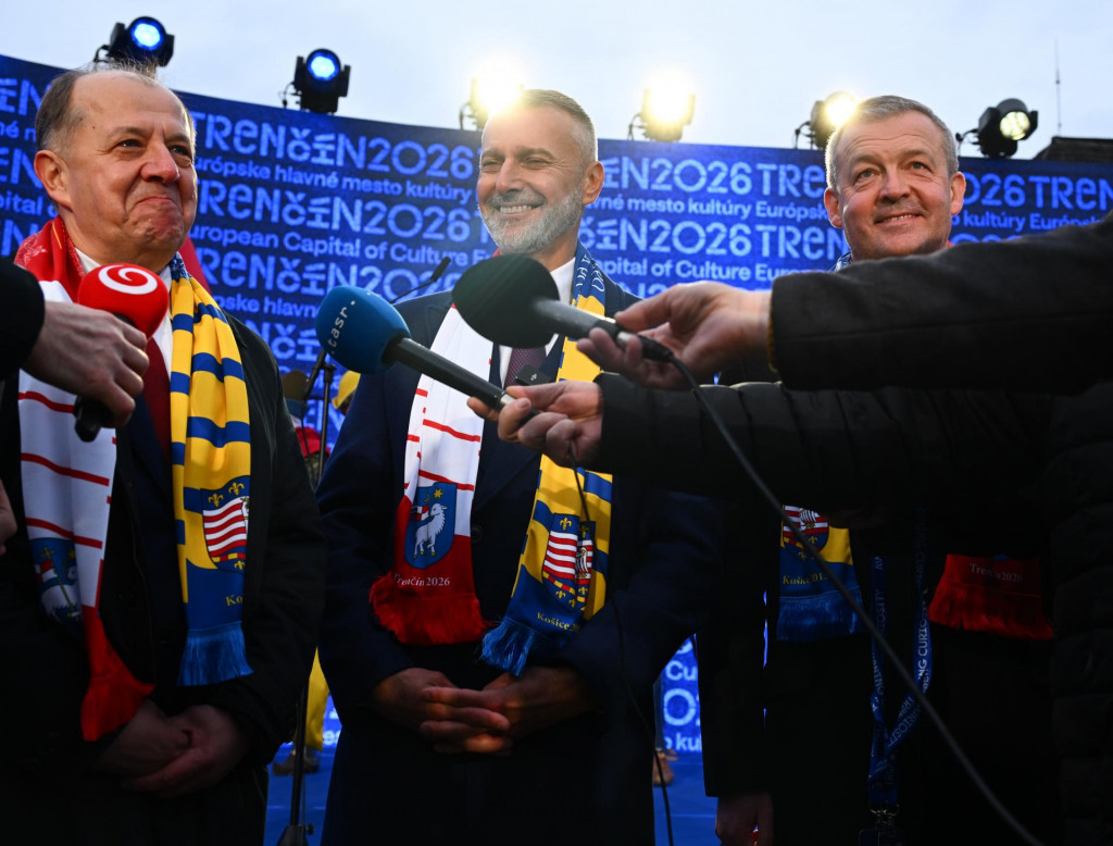 Sprava predseda Trenčianskeho samospr&aacute;vneho kraja Jaroslav Ba&scaron;ka, predseda parlamentu Richard Ra&scaron;i a prim&aacute;tor mesta Trenč&iacute;n Richard Rybn&iacute;ček. FOTO: TASR/Martin Medňansk&yacute;