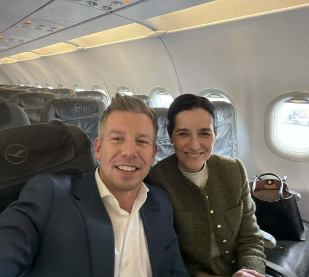 Na stretnutia P&eacute;tera Magyara sprev&aacute;dzala Anita Orb&aacute;nov&aacute;, ktor&uacute; si Magyar vybral za pr&iacute;padn&uacute; ministerku zahraničia. FOTO: FB/P&eacute;ter Magyar