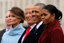Americk&yacute; prezident Donald Trump a prv&aacute; d&aacute;ma Melania Trumpov&aacute; odprev&aacute;dzaj&uacute; b&yacute;val&eacute;ho americk&eacute;ho prezidenta Baracka Obamu a jeho manželku Michelle Obamu po Trumpovej inaugur&aacute;cii v Kapitole vo Washingtone v USA 20. janu&aacute;ra 2017. FOTO: REUTERS