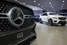 Vozidlo Mercedes-Benz GLE 450 4MATIC je vystaven&eacute; v predajni Panavto v Moskve v Rusku. FOTO: REUTERS
