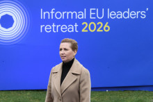 D&aacute;nska premi&eacute;rka Mette Frederiksenov&aacute; počas pr&iacute;chodu na neform&aacute;lny pracovn&yacute; summit l&iacute;drov člensk&yacute;ch &scaron;t&aacute;tov Eur&oacute;pskej &uacute;nie v belgickom meste Bilzen-Hoeselt vo &scaron;tvrtok 12. febru&aacute;ra 2026. FOTO: TASR/AP