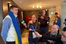 Ukrajinsk&yacute; skeletonista Vladislav Heraskevič hovor&iacute; s novin&aacute;rmi v Mil&aacute;ne. FOTO: TASR/AP