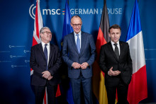 Britsk&yacute; premi&eacute;r Keir Starmer, nemeck&yacute; kancel&aacute;r Friedrich Merz a  franc&uacute;zsky prezident Emmanuel Macron hovorili spolu v piatok na Mn&iacute;chovskej bezpečnostnej konferencii aj o posilnen&iacute; obrann&yacute;ch kapac&iacute;t Eur&oacute;py. FOTO: TASR/AP
