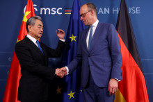 Č&iacute;nsky minister zahraničn&yacute;ch vec&iacute; Wang I a nemeck&yacute; kancel&aacute;r Friedrich Merz. FOTO: REUTERS